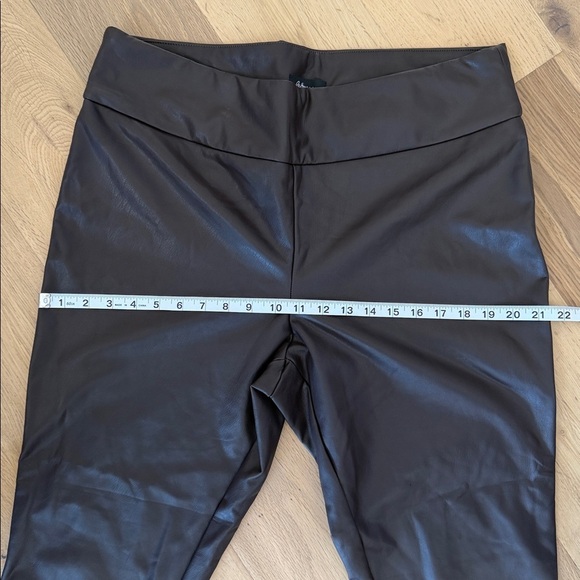🤎 Reitmans Brown Vegan Leather Pants – NWT
Size 18 - Picture 5 of 7